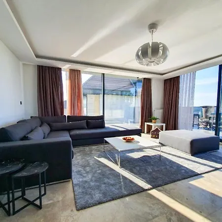 Vila 5 Star With 4 Bedrooms, Istanbul 1001 *