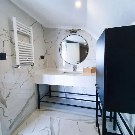 5 Star With 4 Bedrooms, Istanbul 1001 *