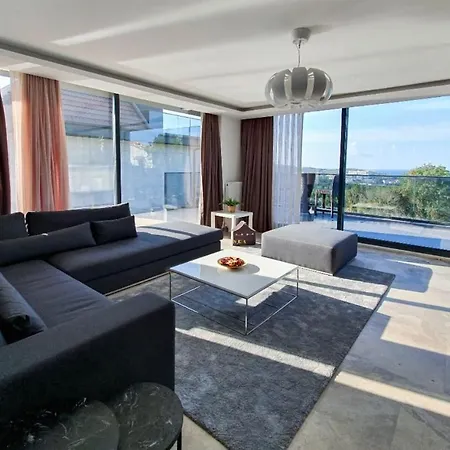 5 Star With 4 Bedrooms, Istanbul 1001 Ahmetli