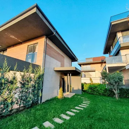5 Star With 4 Bedrooms, Istanbul 1001 *