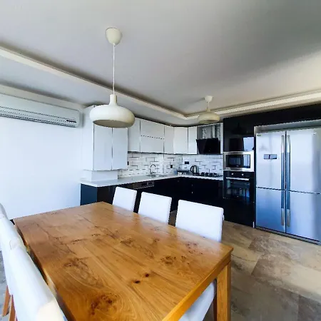 5 Star With 4 Bedrooms, Istanbul 1001 *