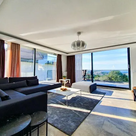 Vila 5 Star With 4 Bedrooms, Istanbul 1001