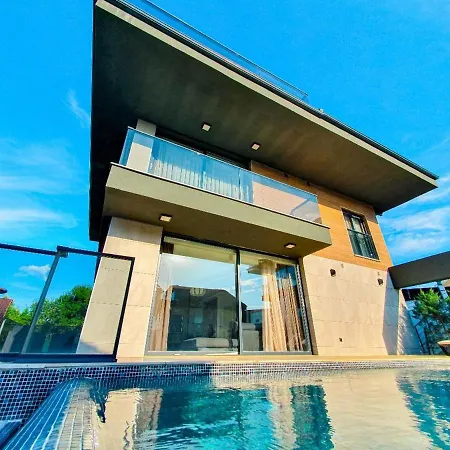 5 Star With 4 Bedrooms, Istanbul 1001 Vila *