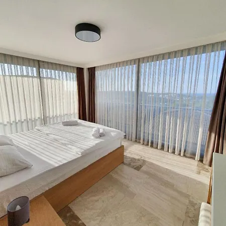 5 Star With 4 Bedrooms, Istanbul 1001 *